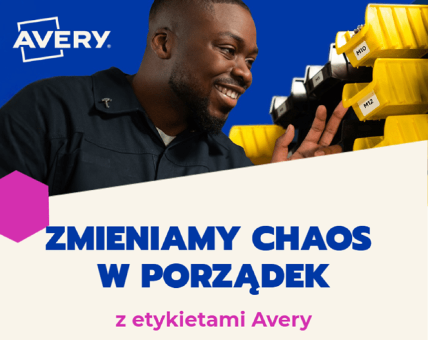 Uśmiechnięty pracownik wskazuje na uporządkowane, żółte pojemniki warsztatowe oklejone etykietami. Na grafice znajduje się duże hasło: "Zmieniamy chaos w porządek z etykietami Avery".