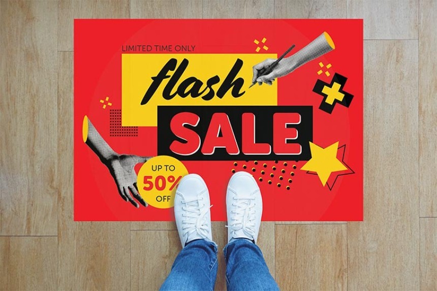 Prostokątna naklejka podłogowa na wyprzedaż błyskawiczną (flash sale) na drewnianej podłodze. Na czerwonym tle widnieją napisy „LIMITED TIME ONLY” oraz „flash SALE”. W rogu znajduje się informacja „UP TO 50% OFF”. Grafika w stylu kolażu zawiera elementy takie jak dłonie i gwiazdy. Na naklejce stoją stopy w białych trampkach.