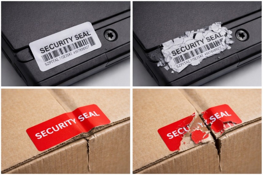 Kolaż czterech zdjęć demonstrujący działanie plomb zabezpieczających. Górny rząd: biała plomba "SECURITY SEAL" na czarnym laptopie, najpierw nienaruszona, a potem zniszczona i rozwarstwiona po próbie odklejenia. Dolny rząd: czerwona plomba "SECURITY SEAL" na kartonowym pudełku, najpierw nienaruszona, a potem rozerwana podczas otwierania kartonu.