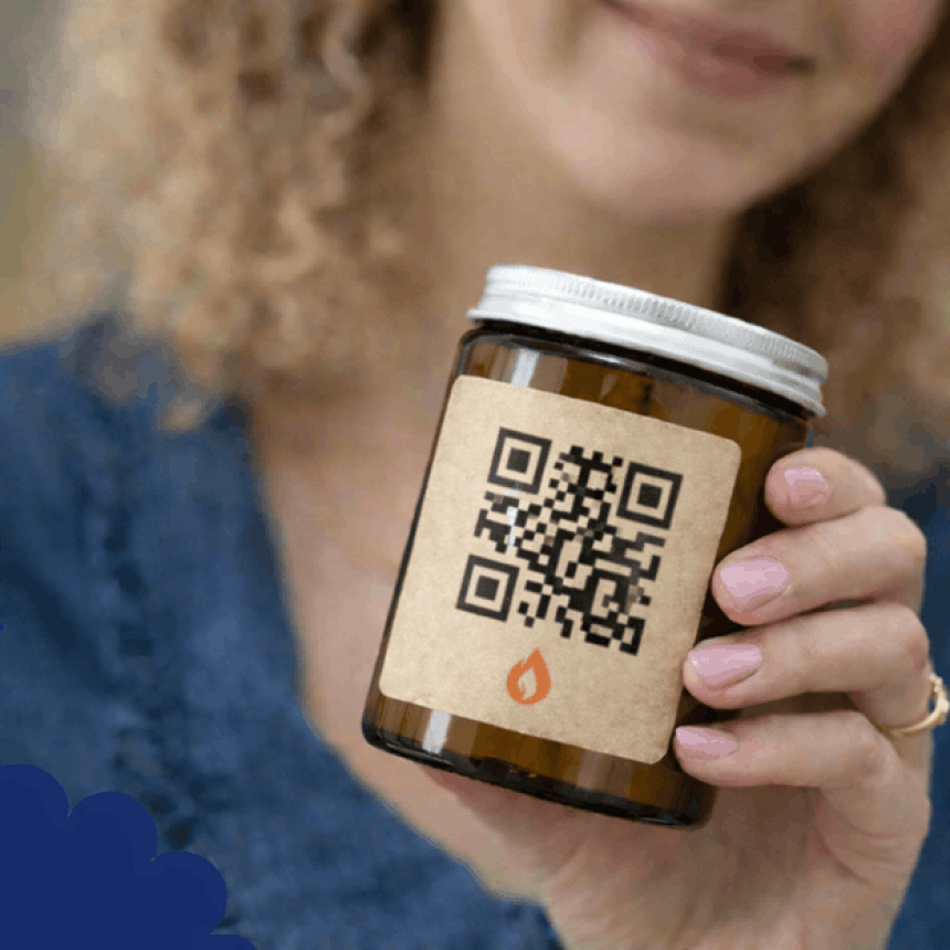 Kobieta trzymająca w dłoni szklany słoik z etykietą, na której znajduje się duży kod QR służący do uzyskania dodatkowych informacji o produkcie.