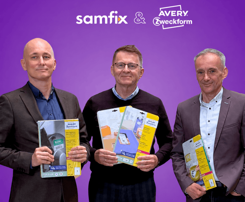 Grafika promocyjna na fioletowym tle z napisem "Samfix & AVERY Zweckform". Poniżej stoją trzej mężczyźni, przedstawiciele firm, uśmiechają się i trzymają w rękach produkty – etykiety Avery Zweckform.