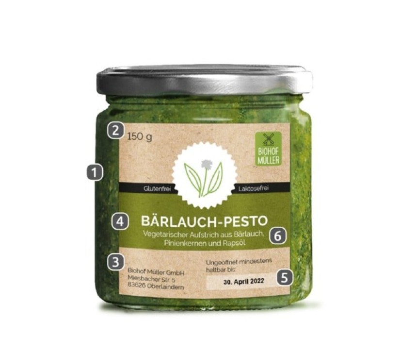 Słoik z pesto z czosnku niedźwiedziego. Na etykiecie produktu cyframi wskazano jego nazwę "Bärlauch-Pesto", wagę, dane producenta, skład i datę ważności.