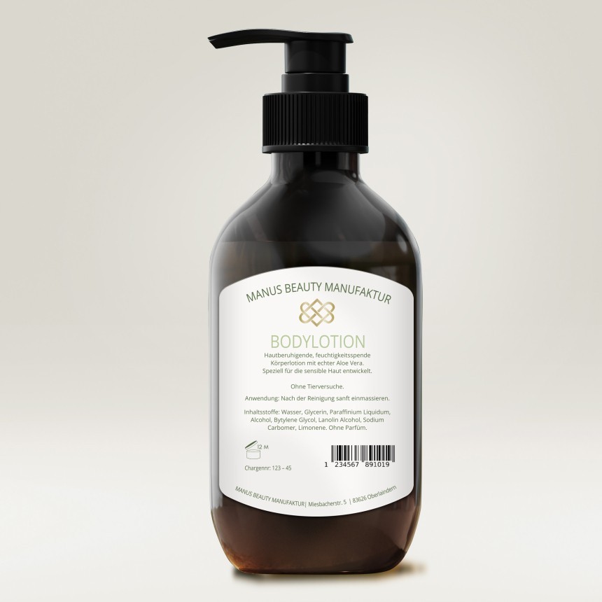 Butelka balsamu do ciała z ciemnego szkła z czarnym dozownikiem z pompką. Na białej etykiecie znajduje się logo i nazwa „MANUS BEAUTY MANUFAKTUR” oraz napis „BODYLOTION”. Poniżej umieszczono szczegółowy opis produktu w języku niemieckim.