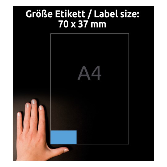 Porównanie rozmiaru z ręką, artykuł: 3449, jeden arkusz kolorowych etykiet, format: 70 x 37 mm, kolor: niebieski.