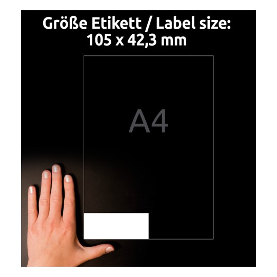Porównanie wielkości z ręką, Artykuł: 3653, jeden arkusz uniwersalnych etykiet, format: 105 x 42,3 mm, kolor: biały.