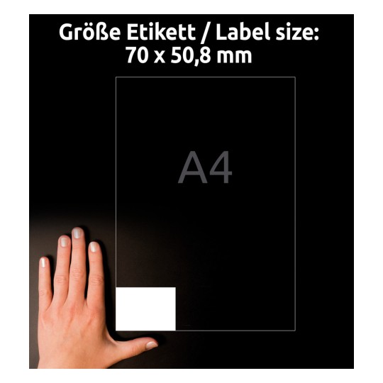 Obraz przedstawia dłoń trzymającą kartkę formatu A4 z wymiarami etykiety 70 x 50,8 mm. Tło jest czarne, a na nim znajdują się teksty wskazujące rozmiar etykiety i format papieru.
