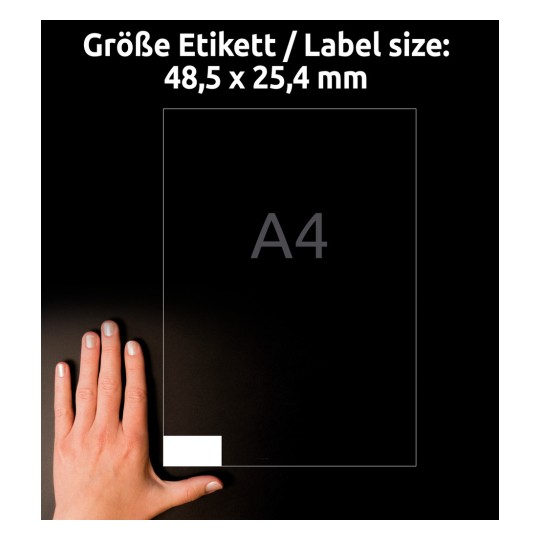 Porównanie wielkości z dłonią, artykuł: 4780-65, jeden arkusz uniwersalnych etykiet, format: 48,5 x 25,4 mm, kolor: biały.