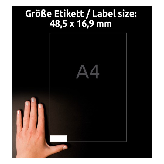 Porównanie wielkości z ręką, artykuł: 4785, jeden arkusz uniwersalnych etykiet, format: 48,5 x 16,9 mm, kolor: biały.