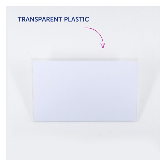 Obraz przedstawia kawałek przezroczystego plastiku z etykietą z napisem 'TRANSPARENT PLASTIC' powyżej, wskazującym jego materiał.