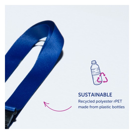 Obraz przedstawiający niebieski pasek z tekstem wskazującym, że jest zrównoważony, wykonany z recyklingowanego poliestru rPET z plastikowych butelek.