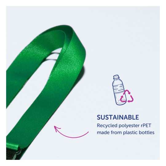 Obraz przedstawia zieloną wstążkę obok tekstu, który wyjaśnia, że jest ona wykonana z poliestru z recyklingu rPET, pochodzącego z plastikowych butelek, podkreślając jej zrównoważony charakter.