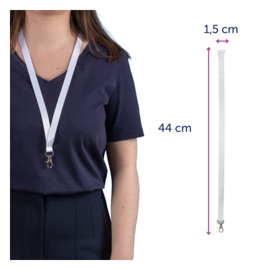 Obraz przedstawia osobę w ciemnej koszuli z białą smyczą na szyi. Smycz ma podane wymiary: 44 cm długości i 1,5 cm szerokości oraz klips na końcu.
