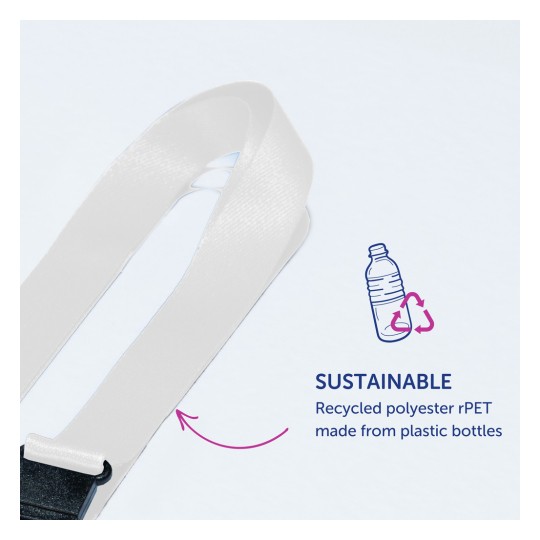 Obraz przedstawia ekologiczny pasek wykonany z recyklingowanego poliestru rPET, pochodzącego z plastikowych butelek. Zawiera biały pasek z czarną klamrą oraz tekst podkreślający jego przyjazność dla środowiska.
