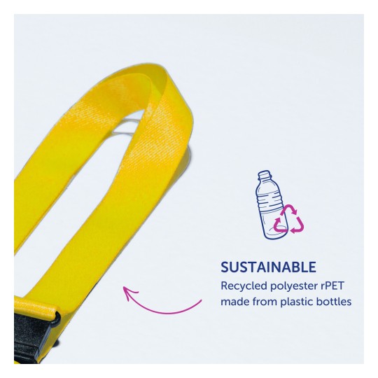 Obraz przedstawia żółty pasek z klamrą, oznaczony etykietą 'SUSTAINABLE', z informacją, że został wykonany z recyklingowanego poliestru rPET pozyskiwanego z plastikowych butelek.