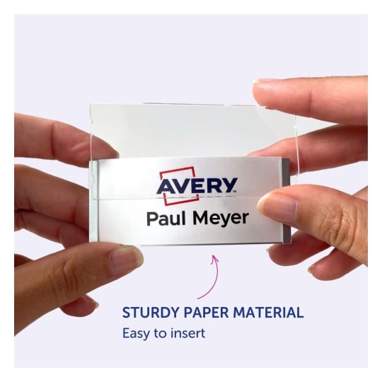 Obraz przedstawia osobę trzymającą identyfikator z imieniem 'Paul Meyer' i logo Avery, co wskazuje, że jest wykonany z solidnego materiału papierowego i łatwy do włożenia.