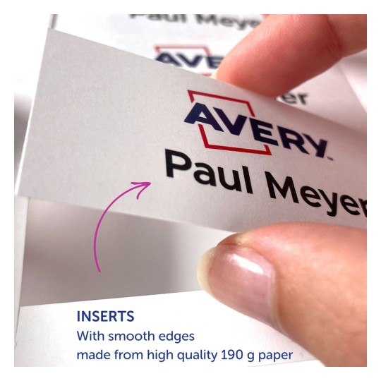 Obraz pokazuje dłoń trzymającą białą kartę z nazwiskiem 'Paul Meyer' i logo marki 'Avery'. Karta opisywana jest jako mająca gładkie krawędzie i wykonana z wysokiej jakości papieru.