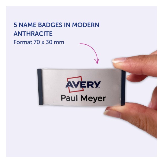 Obraz przedstawia osobę trzymającą identyfikator z napisem 'Avery Paul Meyer', podkreślającą pięć identyfikatorów w nowoczesnym kolorze antracytowym, o wymiarach 70 x 30 mm.