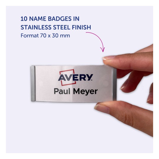 Na obrazie widoczna jest ręka trzymająca stalową plakietkę imienną. Na plakietce widnieje imię 'Paul Meyer' oraz logo 'Avery'. Produkt zawiera 10 plakietek imiennych o wymiarach 70 x 30 mm.