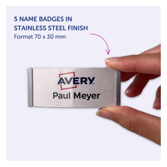 Obraz przedstawia osobę trzymającą plakietkę z nazwiskiem z napisem „Avery Paul Meyer”. Wskazuje, że produkt to zestaw pięciu plakietek z nazwiskiem w wykończeniu ze stali nierdzewnej, o wymiarach 70 x 30 mm.