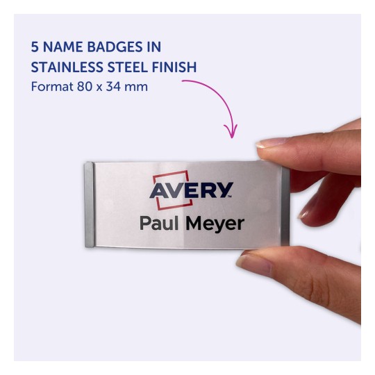 Obraz przedstawia dłoń trzymającą plakietkę z nierdzewnej stali z napisem 'Avery' i nazwiskiem 'Paul Meyer'. Wskazuje to, że w tym formacie, o wymiarach 80 x 34 mm, znajduje się 5 plakietek z nazwiskami.