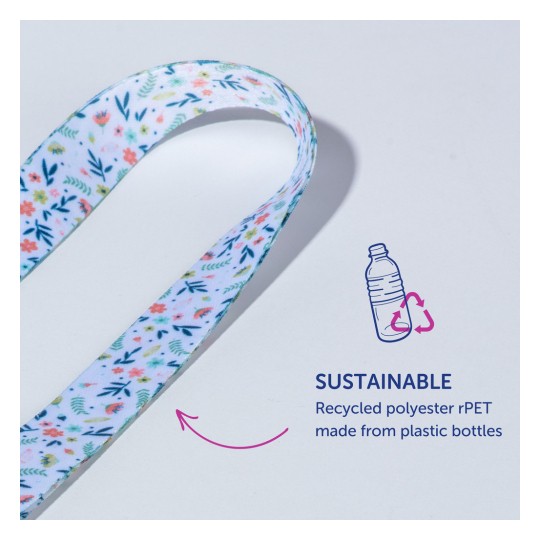 Obraz przedstawia kolorową wstążkę z kwiatowymi wzorami wykonaną z trwałego, recyklingowanego poliestru (rPET), wraz z grafiką wskazującą jej pochodzenie z plastikowych butelek.