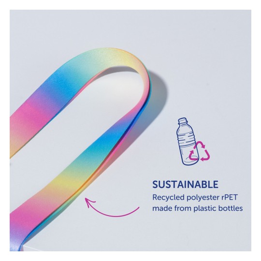 Obraz przedstawia kolorową wstążkę wykonaną z ekologicznego poliesteru z recyklingu rPET, wraz z opisem tekstowym podkreślającym jej przyjazny dla środowiska charakter, z zaznaczeniem, że jest wykonana z butelek plastikowych.