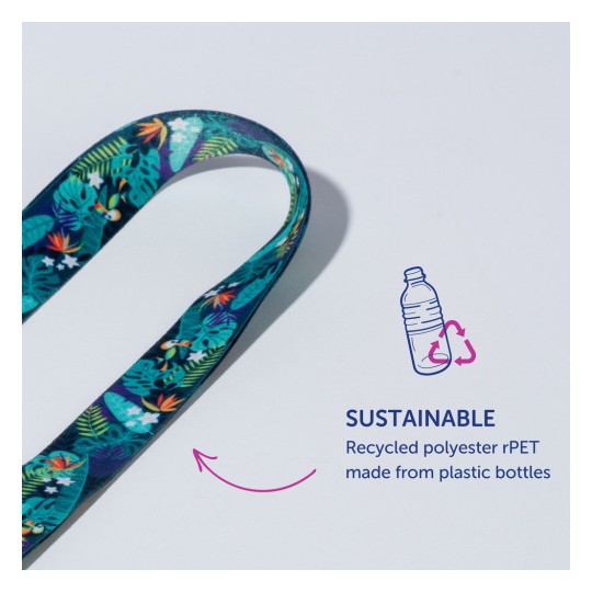 Obraz przedstawia kolorowy pasek z tropikalnym wzorem, promujący zrównoważony rozwój dzięki recyklingowi materiałów, w szczególności poliestru wykonanego z plastikowych butelek.