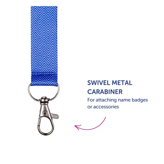 Obraz przedstawia niebieską smycz z wzorem w jodełkę i obrotowym metalowym karabińczykiem, przeznaczoną do przypinania identyfikatorów lub akcesoriów.