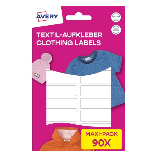 Obraz przedstawia etykiety odzieżowe Avery na różowym tle, z niebieską koszulą, pomarańczową kurtką i różową czapką. Wskazuje na maxi-pakiet 90 etykiet.