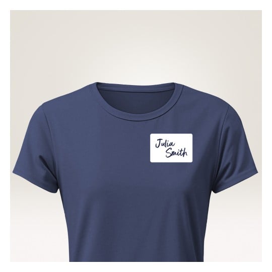 Obraz przedstawia granatowy t-shirt z plakietką z imieniem, na której napisane jest 'Julia Smith'.