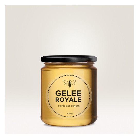 Obraz przedstawia słoik Gelee Royale, produktu pszczelego, z etykietą wskazującą, że jest to miód z Bawarii. Słoik jest przezroczysty z czarną pokrywką i zawiera 400 gramów.