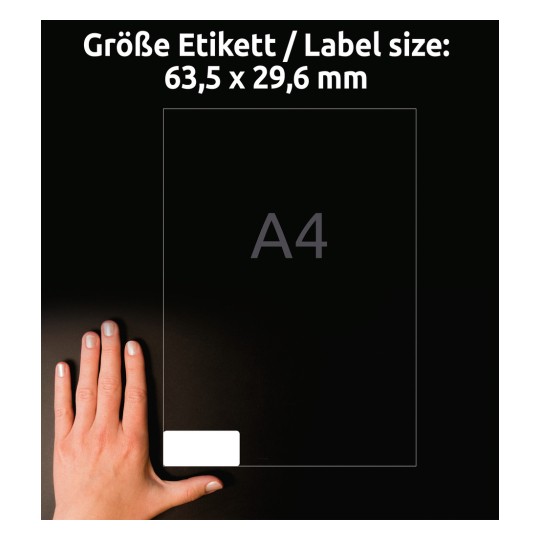 Porównanie wielkości z ręką, Artykuł: L4737REV-65, jeden arkusz uniwersalnych etykiet, format: 63,5 x 29,6 mm, kolor: biały.