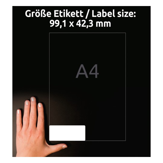 Porównanie rozmiaru z dłonią, artykuł: L4743REV-100, arkusz uniwersalnych etykiet, odlepialny, format: 99,1 x 42,3 mm, kolor: biały.
