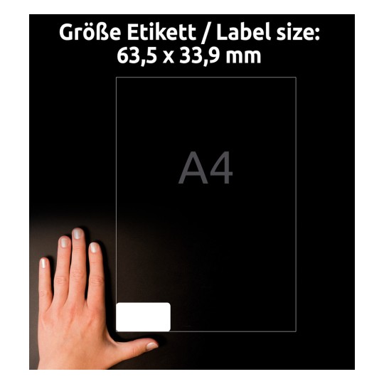Porównanie wielkości z ręką, Artykuł: L4773-8, jeden arkusz odporne na warunki atmosferyczne etykiety foliowe, Format: 63,5 x 33,9 mm, Kolor: Biały.