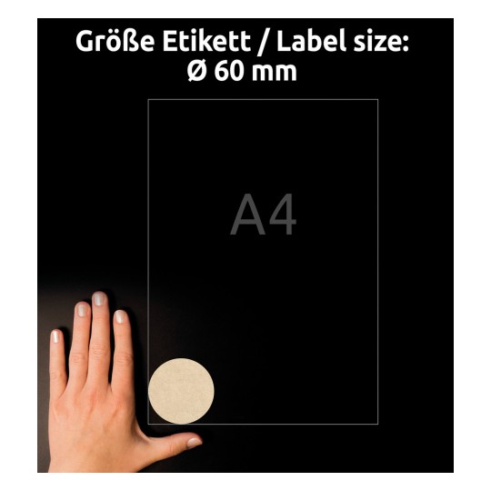 Porównanie wielkości z ręką, Artykuł: L7106-25, jeden arkusz naturalnobrązowych etykiet, format: ⌀ 60 mm, kolor: naturalnobrązowy.