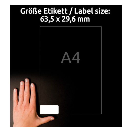 Porównanie rozmiaru z dłonią, Artykuł: L7874-20, jeden arkusz samoprzylepnych etykiet papierowych, Format: 63,5 x 29,6 mm, Kolor: Biały.
