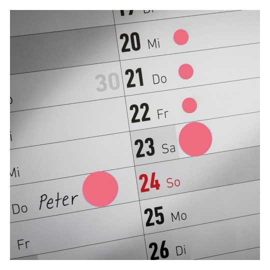Strona kalendarza pokazująca daty od 20 do 26, z wyróżnionymi konkretnymi dniami. Imię 'Piotr' jest napisane przy 24, które jest zakreślone na różowo, wskazując na znaczące wydarzenie.