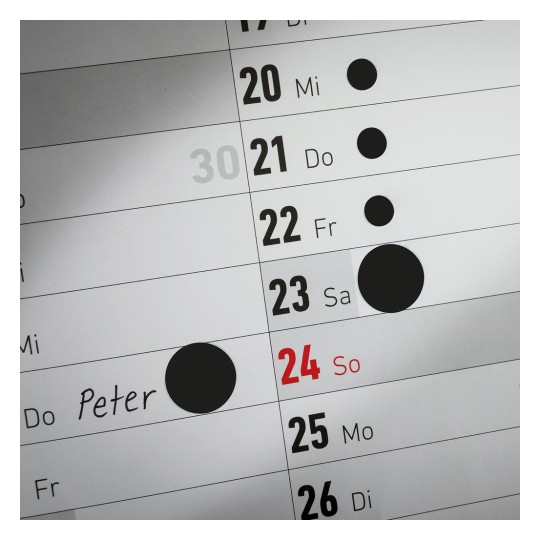 Strona kalendarza pokazująca daty z napisem „Peter” na 24. Zaznacza kilka innych dat czarnymi okręgami.