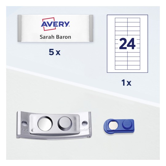 Obraz przedstawia etykiety imienne Avery z napisem 'Sarah Baron' w ilości 5, pustą kartkę z liczbą 24, metalowy uchwyt na identyfikator oraz niebieską etykietę. Ilustruje on artykuły biurowe lub eventowe do celów identyfikacyjnych.