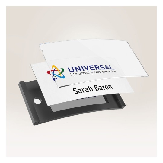 Obraz przedstawia wizytówkę z imieniem Sarah Baron oraz logo Universal International Service Corporation, umieszczoną w przezroczystym uchwycie.