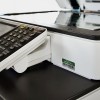 Drukarka z naklejoną srebrną etykietą znamionową