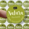 Okrągła zielona naklejka z napisem Natura z arkuszem tych naklejek w tle