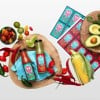 Różne produkty spożywcze, sosy meksykańskie i arkusze naklejek dla tych sosów w tle