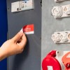 Odklejanie czerwonej etykiety od sprzętu elektrycznego