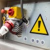 Żółty trójkątny znak ostrzegawczy na sprzęcie zmechanizowanym