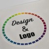 Kremowa okrągła naklejka z napisem Design & Logo