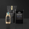 Paczka oraz puszka z kawą wraz z butelką cold brew zawierające ten sam projekt czarnej etykiety