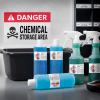 Baner przedstawiający naklejkę Danger Chemical Storage Area, pojemnik na chemikalia, trzy butelki niebieskiego płynu oraz dwie zielone butelki ze spryskiwaczem