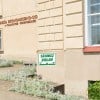 Zielony znak szanuj zieleń na betonowym murku