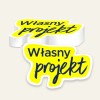 Żółta naklejka cięta po obrysie z napisem Własny projekt oraz stos tych naklejek w tle
